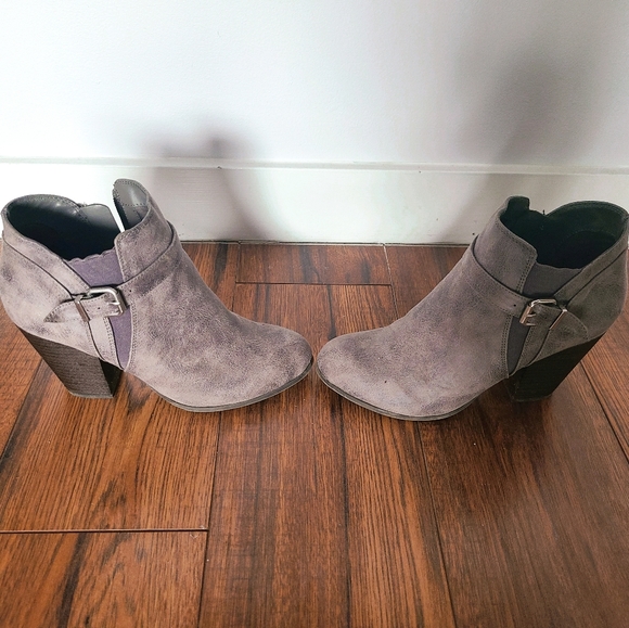 Y2K Fergie Grey Ankle Boots – Women’s Size 8 | Chunky Heel | Minimal Wear - Picture 5 of 5
